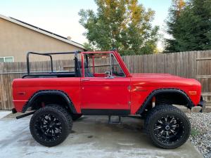 1976 Ford Bronco ProComp suspension lift 302 V8 motor